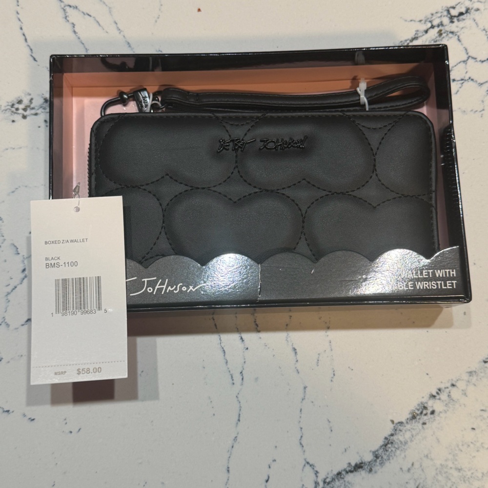 NWT Betsey Johnson Boxed Quilted Heart Zip Around Wallet With Wristlet